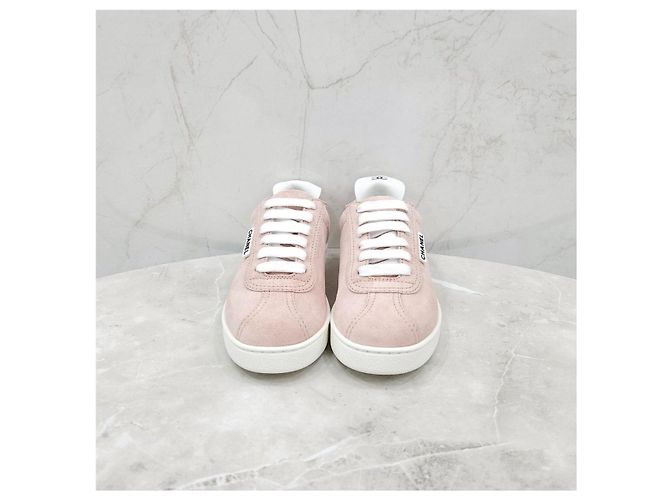 Chanel Rosa Wildleder-Sneaker mit Logo - Ansicht 11
