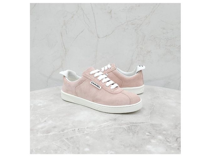 Chanel Rosa Wildleder-Sneaker mit Logo - Ansicht 12