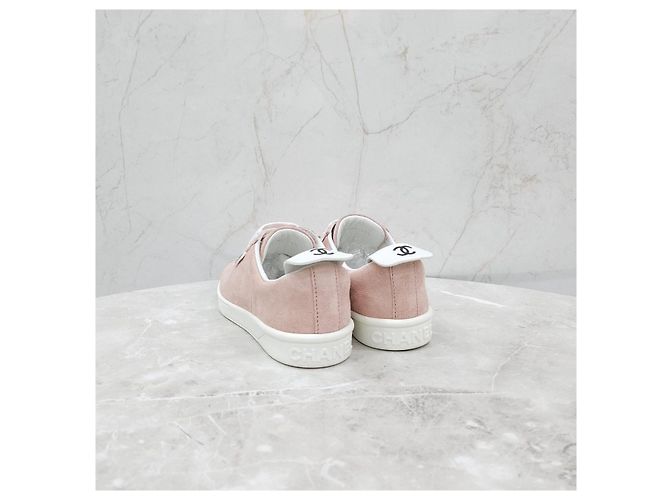 Chanel Rosa Wildleder-Sneaker mit Logo - Ansicht 13