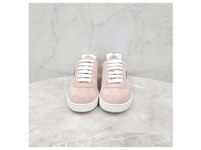 Chanel Rosa Wildleder-Sneaker mit Logo - Ansicht 2