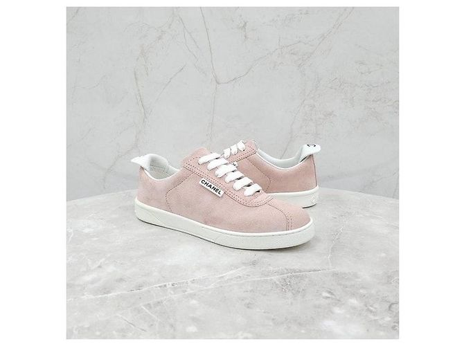 Chanel Rosa Wildleder-Sneaker mit Logo - Ansicht 3