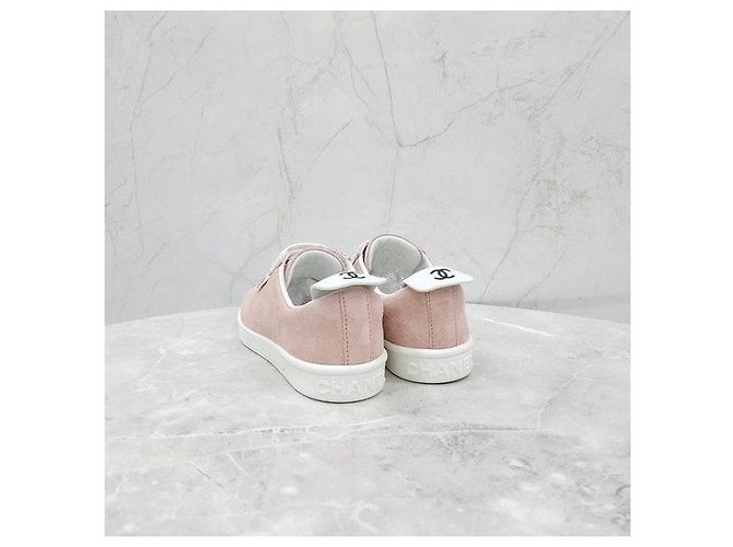 Chanel Rosa Wildleder-Sneaker mit Logo - Ansicht 4