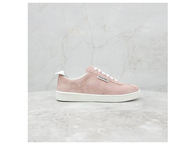 Chanel Rosa Wildleder-Sneaker mit Logo - Ansicht 6