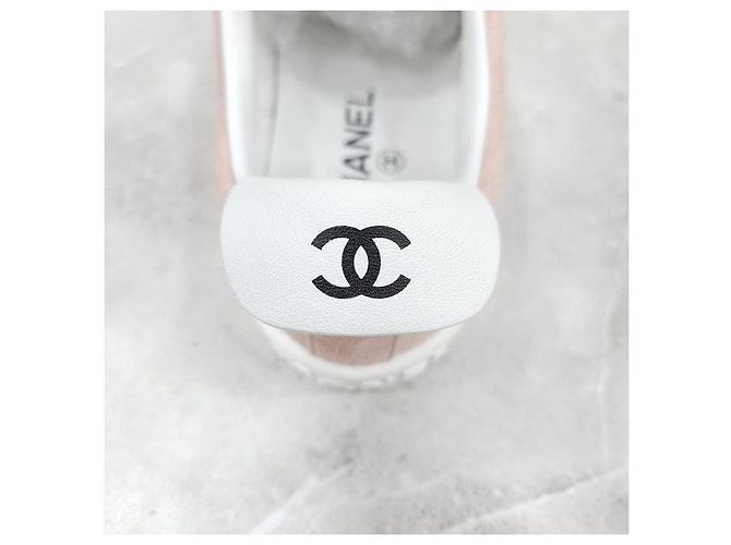 Chanel Rosa Wildleder-Sneaker mit Logo - Ansicht 8