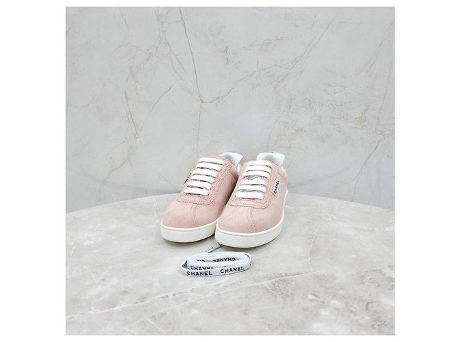 Chanel Rosa Wildleder-Sneaker mit Logo - Ansicht 9