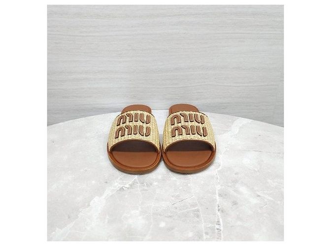 Miu Miu Sandali slide in rafia con logo - vista 2