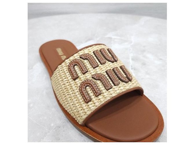 Miu Miu Sandali slide in rafia con logo - vista 6