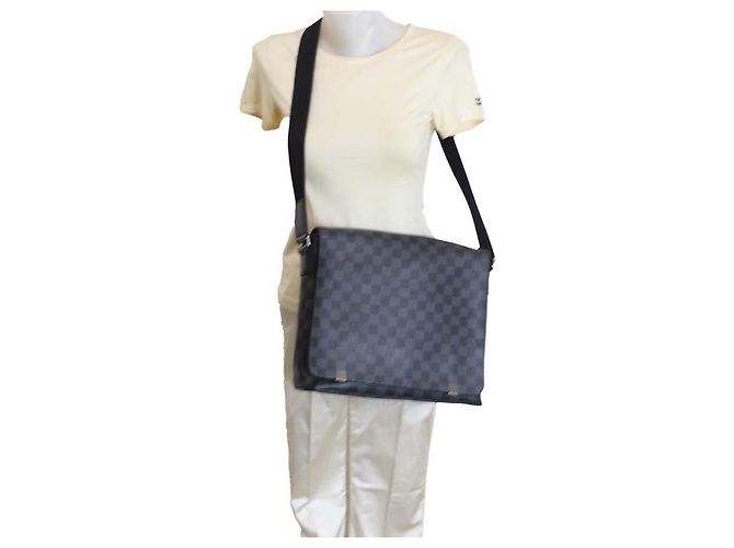 Borsa Messenger Louis Vuitton District MM Damier Graphite - vista 10