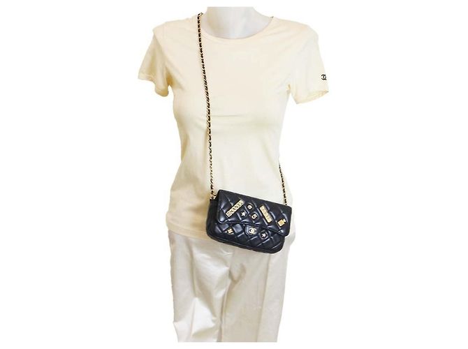 Chanel Mini Borsa a Tracolla in Pelle Nera Matelassé con Ciondoli - vista 10