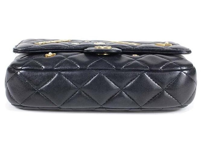Chanel Mini Borsa a Tracolla in Pelle Nera Matelassé con Ciondoli - vista 4