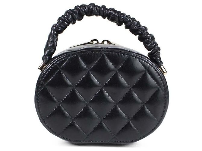 Chanel Vanity Case Rotondo in Pelle Matelassé Nera - vista 3