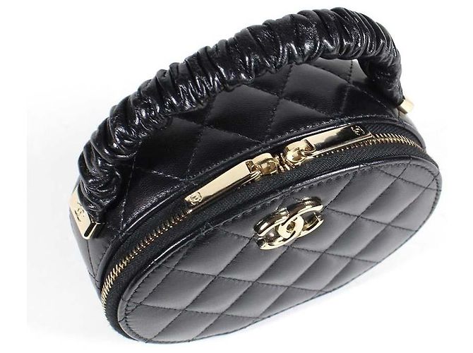 Chanel Vanity Case Rotondo in Pelle Matelassé Nera - vista 5