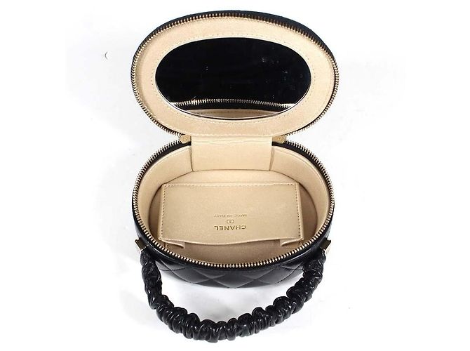 Chanel Vanity Case Rotondo in Pelle Matelassé Nera - vista 6