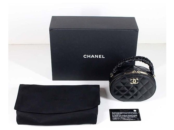 Chanel Vanity Case Rotondo in Pelle Matelassé Nera - vista 9