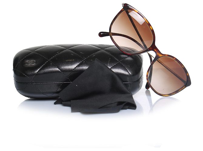 Chanel, braune Sonnenbrille mit Kristallbügeln - Ansicht 3