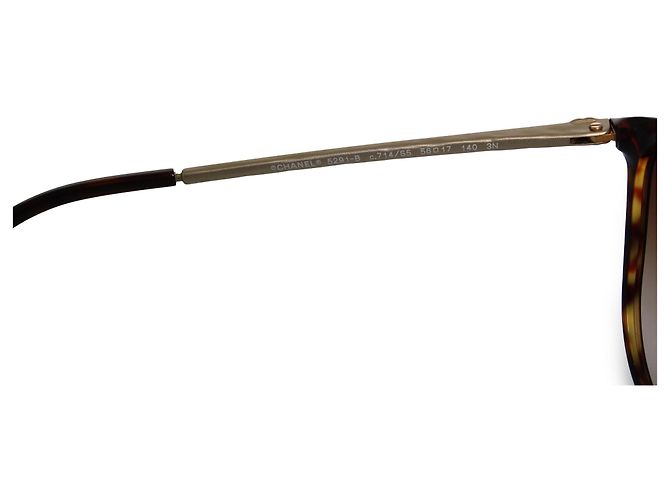 Chanel, braune Sonnenbrille mit Kristallbügeln - Ansicht 8