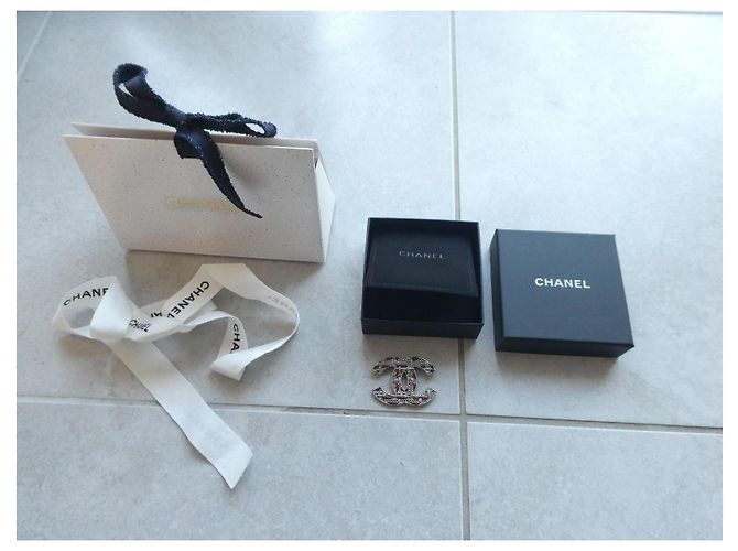 Spilla Chanel Double C in Resina Marrone e Metallo Argentato - vista 2