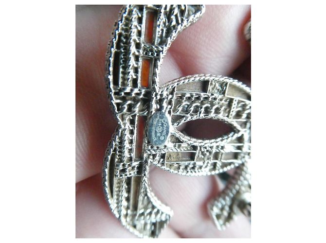 Spilla Chanel Double C in Resina Marrone e Metallo Argentato - vista 6