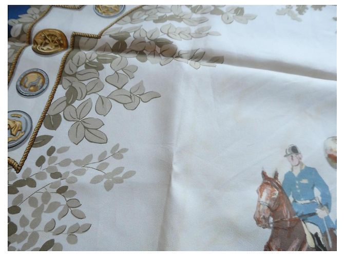 Hermès Carré Le Débuché Foulard en Soie Bleu et Crème - vue 6