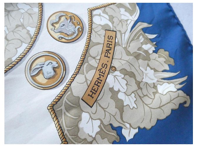 Hermès Carré Le Débuché Foulard en Soie Bleu et Crème - vue 8