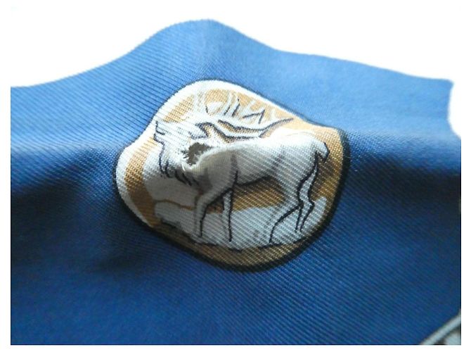 Hermès Carré Le Débuché Foulard en Soie Bleu et Crème - vue 9
