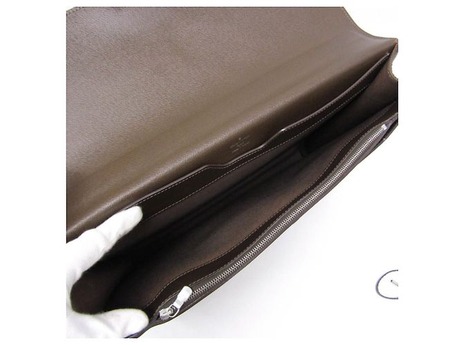 Louis Vuitton Robusto 1 Taiga Leather - vista 3