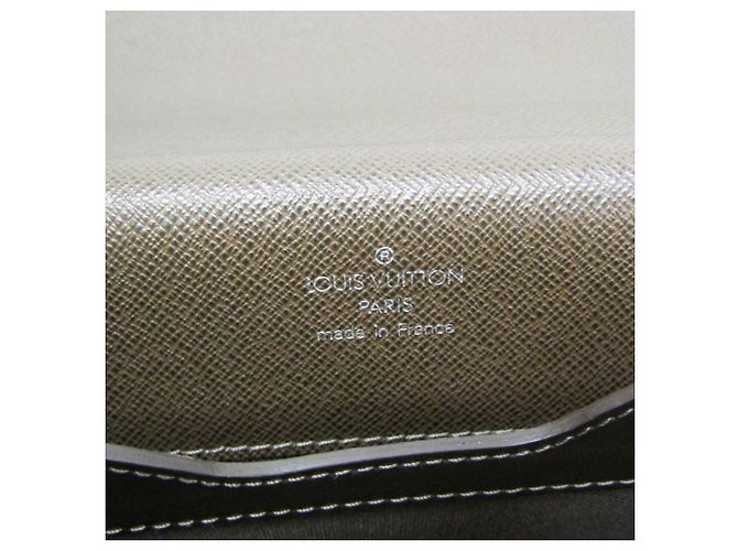 Louis Vuitton Robusto 1 Taiga Leather - vista 4