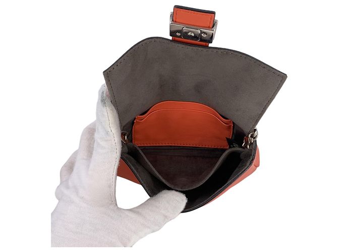 Fendi Borsa a tracolla Micro Baguette in pelle arancione con catena - vista 5
