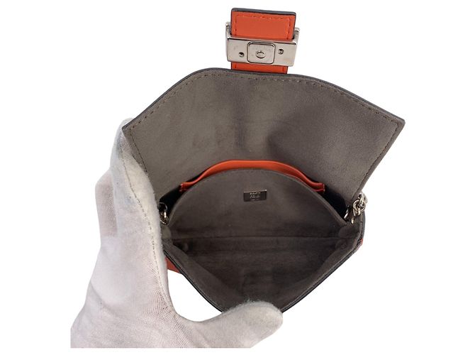 Fendi Borsa a tracolla Micro Baguette in pelle arancione con catena - vista 8