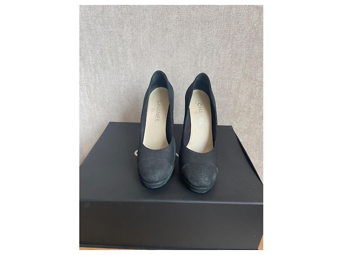 Chanel Décolleté in camoscio nero - vista 2