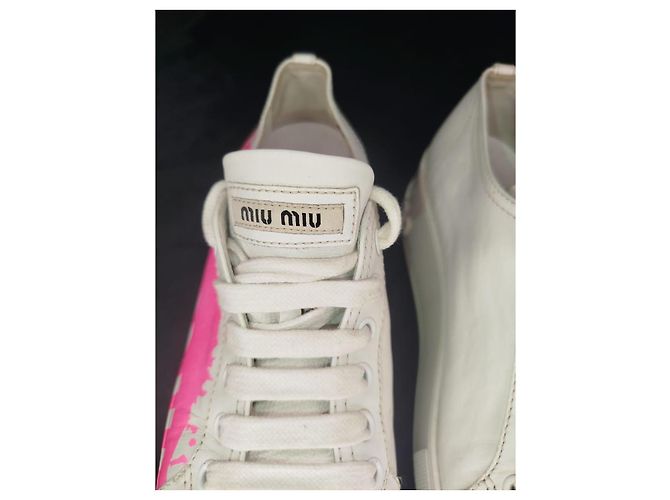 Sneakers Miu Miu in pelle bianca e rosa - vista 2