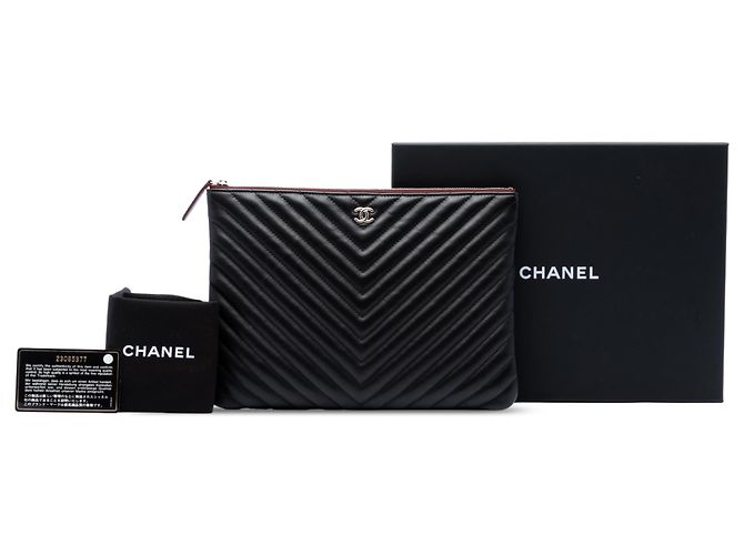 Chanel Black Medium CC Chevron Lambskin O Case Clutch - vista 7
