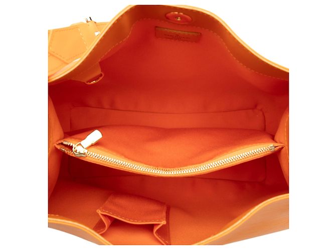 Louis Vuitton Orange Epi Mandara MM - vista 4