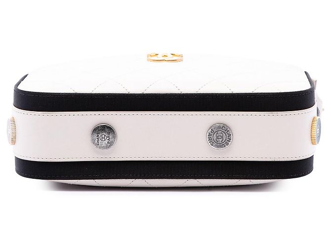 Borsa Camera Chanel in vitello marrone con cuciture in grosgrain e bottone - vista 3