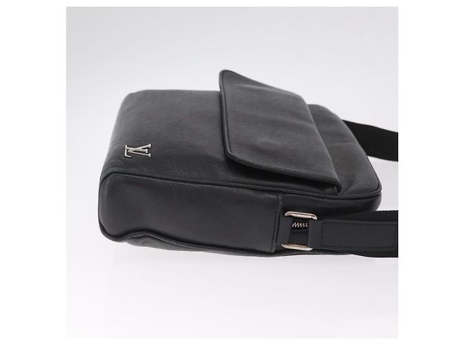 Louis Vuitton Alex Messenger Taiga Leather PM - vista 3