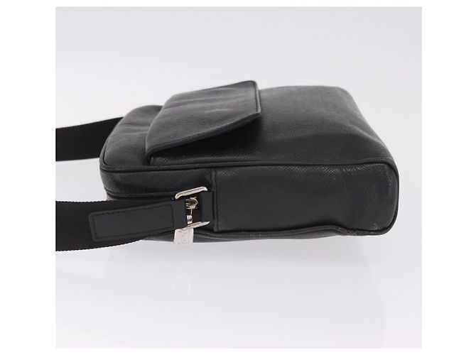 Louis Vuitton Alex Messenger Taiga Leather PM - vista 4