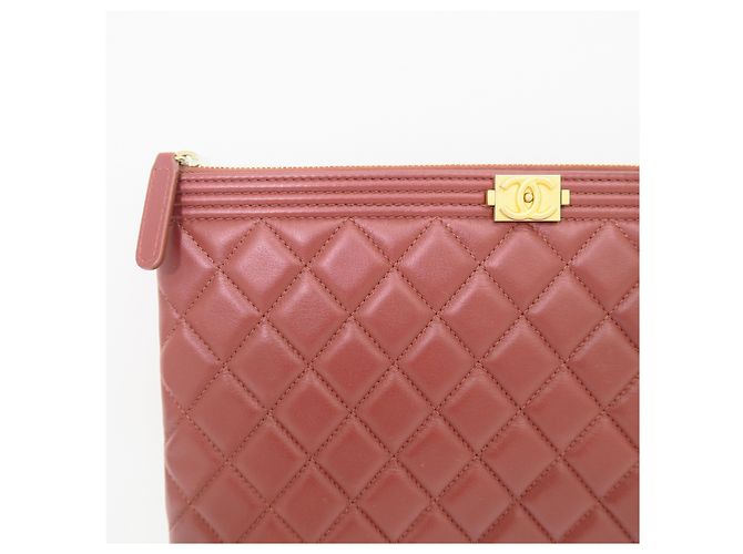 Chanel Clutch Boy New Medium in pelle di agnello bordeaux e oro - vista 2