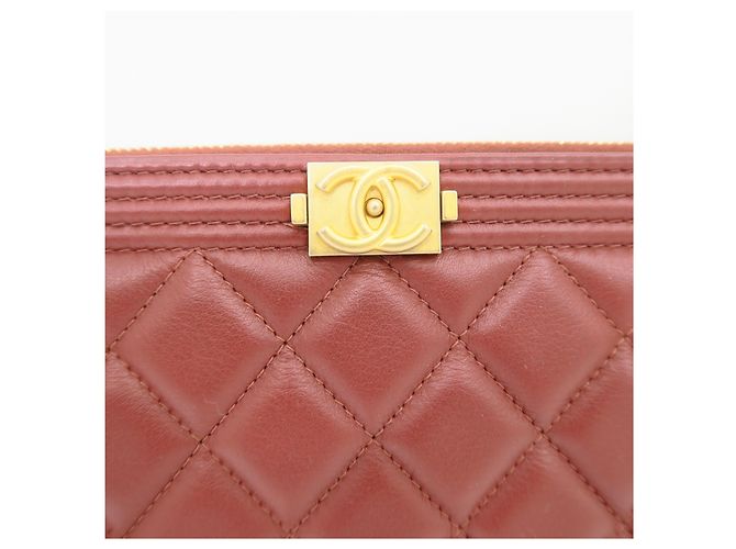 Chanel Clutch Boy New Medium in pelle di agnello bordeaux e oro - vista 3