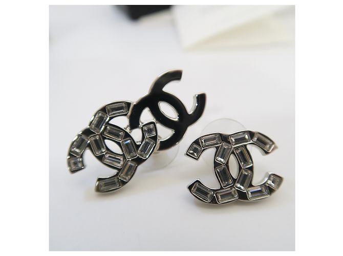 Chanel Orecchini CC Logo sbilanciati in metallo argento e strass - vista 7