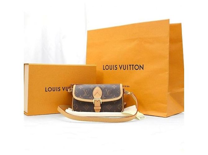 Louis Vuitton Monogram Canvas Nano Diane - vista 2