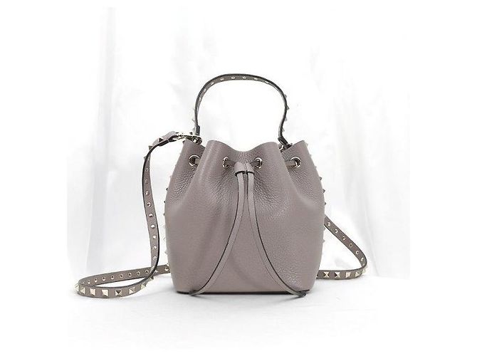 Valentino Borsa bucket Rockstud in vitello grana Dove Gray - vista 3