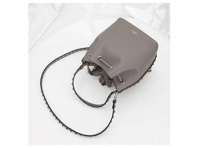 Valentino Borsa bucket Rockstud in vitello grana Dove Gray - vista 4