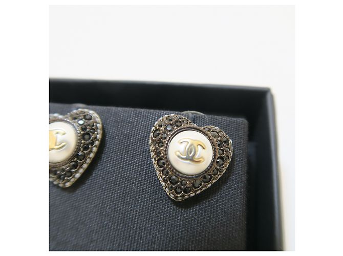 Chanel Orecchini a cuore con logo CC in perle Edizione Limitata Nero - vista 5