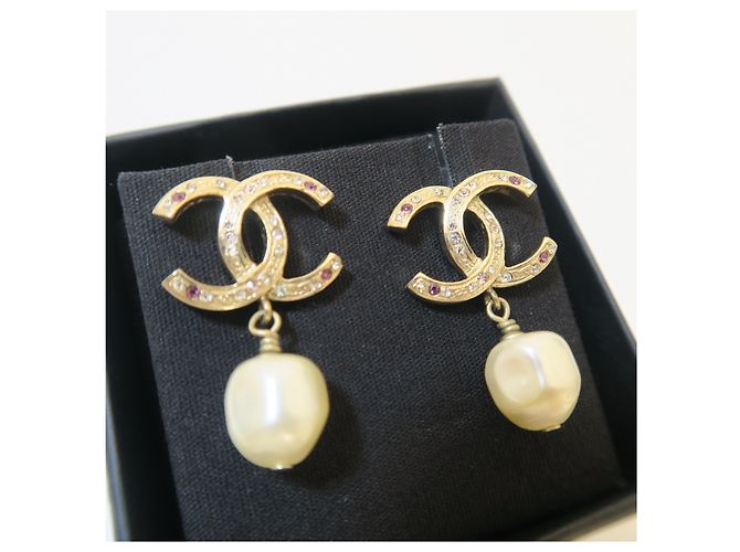 Chanel Orecchini Logo CC in perle e cubic zirconia dorati - vista 2