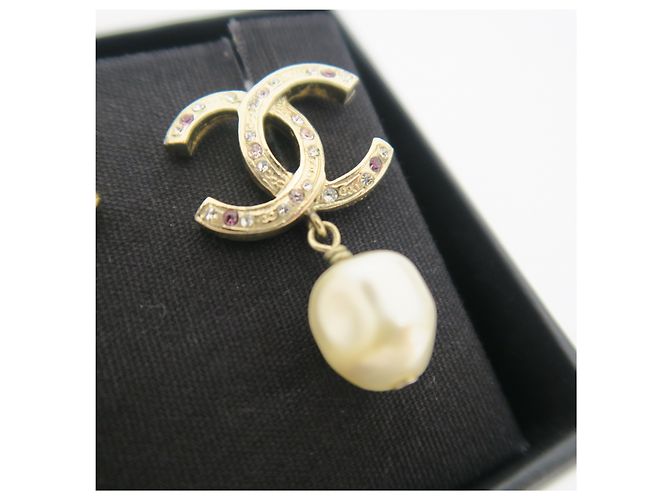 Chanel Orecchini Logo CC in perle e cubic zirconia dorati - vista 3
