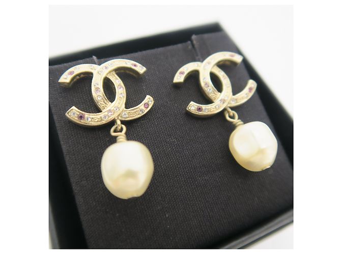 Chanel Orecchini Logo CC in perle e cubic zirconia dorati - vista 4