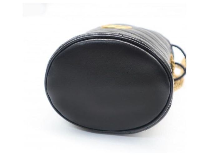 Gucci Mini Borsa a Secchiello GG Marmont in Matelassé Chevron Nera - vista 5
