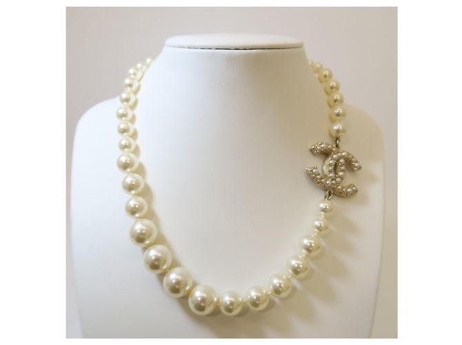 Chanel Ultima Collana in Oro CC Logo Pearl Anniversary - vista 2