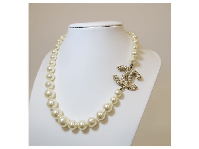 Chanel Ultima Collana in Oro CC Logo Pearl Anniversary - vista 7