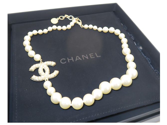 Chanel Ultima Collana in Oro CC Logo Pearl Anniversary - vista 8